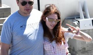 马斯克抱水槽走进推特总部 马斯克抱水槽走进推特总部