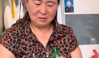 女儿剖腹产妈妈含泪帮抹药